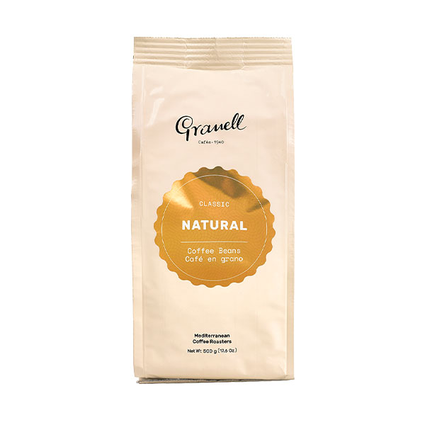 Granell Natural je zrnková káva, která se ideálně hodí na domácí přípravu espressa, metodou dle Vašeho vlastního výběru. Je výsledkem pečlivě vybraných zrn robusty pocházející z různých kávových plantáží Afriky a Latinské Ameriky. Vyhovovat bude zejména milovníkům hořké kávy, bez acidity a ovocných tónů.