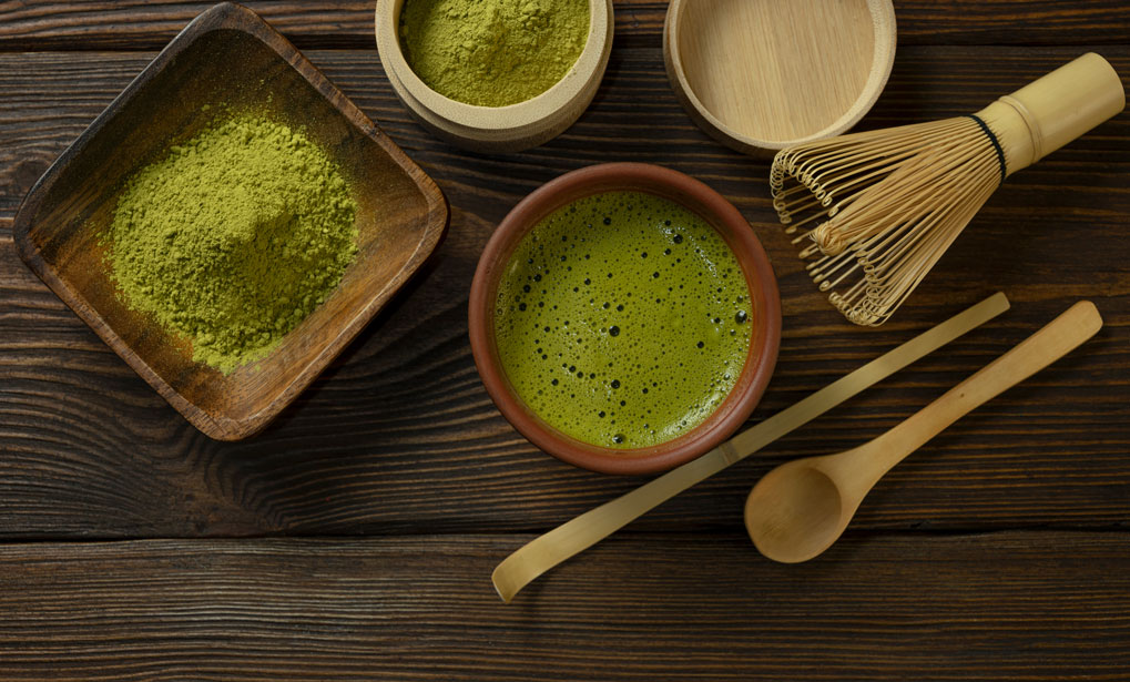 Zelený čaj matcha je čistý zelený čaj, který neprošel žádnou úpravou jako je oxidace u běžných čajů. Zachovává si tak všechny tělu prospěšné látky, kterých je díky speciální technice stínění ještě mnohem víc.