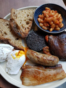 Plná anglická snídaně se v současnosti skládá z těchto surovin: