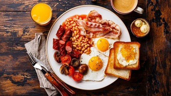 Slanina, vejce, bílý opečený toast. To jsou typické ingredience anglické snídaně.