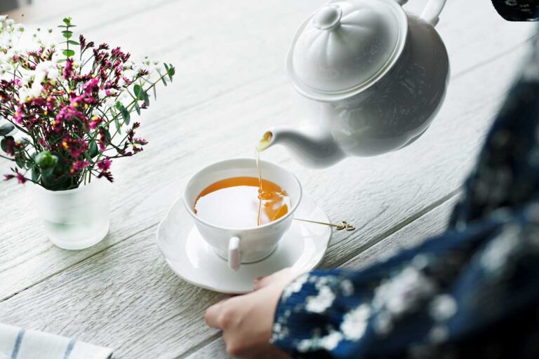 Bílý čaj má světlou barvu, protože je oxidaci vstaven pouze na velmi krátkou dobu. Zachová si tak nejvíce antioxidantů. Vyrábí se ale pouze v omezeném množství, proto jej lze považovat za luxusní.